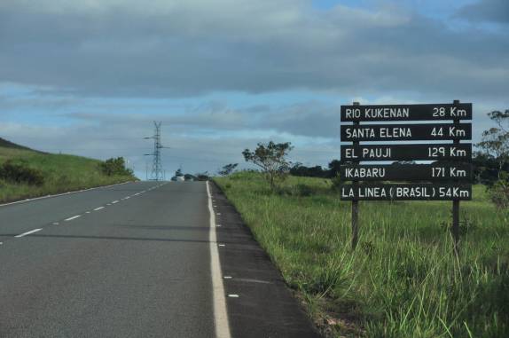O Brasil aparece na placa! (atravessando a Gran Sabana, na Venezuela)